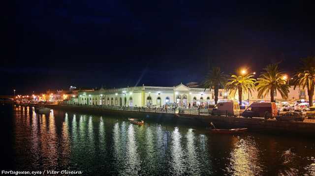 Mercado da Ribeira (Det gamle marked) - Vitor Oliveira from Torres Vedras, PORTUGAL, CC BY-SA 2.0, Wikimedia Commons (Rio Gilão - Tavira - Portugal (35134032600).jpg) 1/4