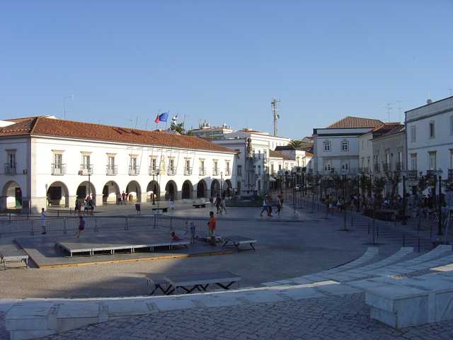 Praça da República - Husond, CC BY-SA 3.0, Wikimedia Commons (Tavira 5.JPG) 1/9