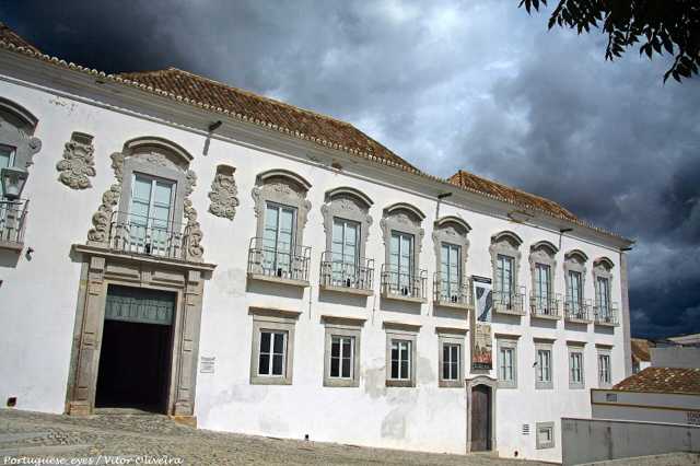 Palácio da Galeria - Vitor Oliveira from Torres Vedras, PORTUGAL, CC BY-SA 2.0, Wikimedia Commons (Palácio da Galeria - Tavira - Portugal (30339662570).jpg) 1/5